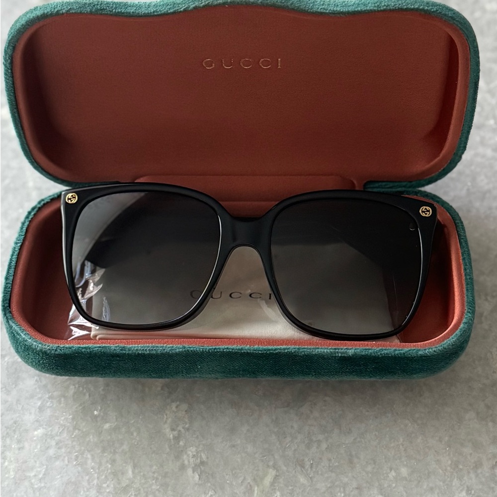 Gucci Elegant Black Sunglasses